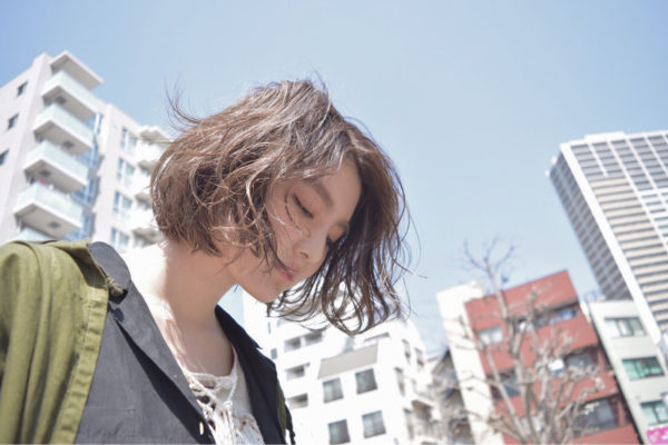 フリンジバングがイマドキ風なパーマのかかったボブ。ラフな中にも女性らしいニュアンスが含まれています。