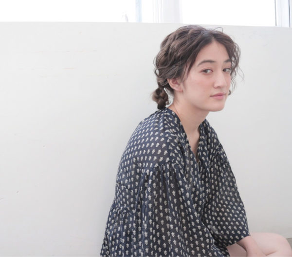ツインテールをする時はおでこを出すと若作りに見えません。顔周りも明るくなるので、オトナ女子にはおすすめです！