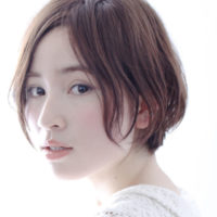 大人っぽいセンターパートでシンプルなきれい感を狙おう♪