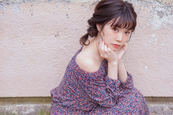 くるりんぱをしてツインテールにしたヘアアレンジ。ミディアムヘアがすっきりとまとまって、おとなかわいいヘアスタイルになっています。