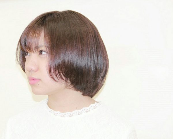 前から後ろにかけて髪が少し長くなって、愛されヘアのボブにしています♡少し丸みを帯びたボブがキュート。