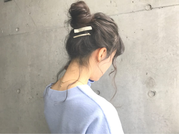 左右の襟足二か所だけつまんで後れ毛を出して、きちんと感を残すスタイル。フェイスラインに沿って少し垂らすと小顔に見えますね。