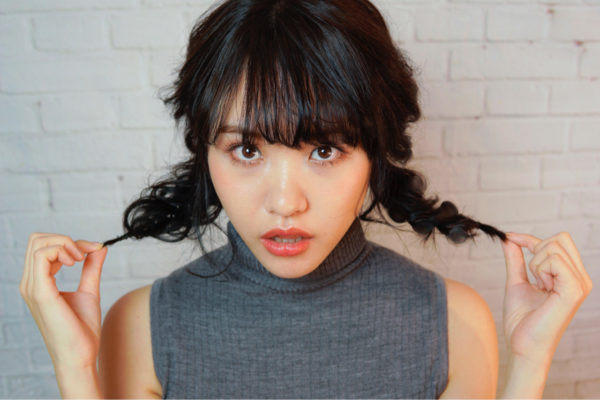 子どもっぽい印象になりがちな黒髪ツインテールも、フィッシュボーンと組み合わせればキュートクールな印象に。