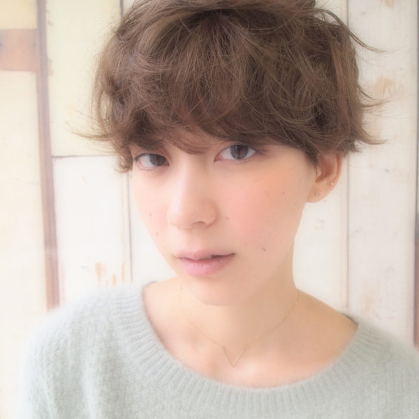 柔らかな雰囲気のマッシュショート。前髪に重みを持ってきて、くせ感を強調してみよう♪