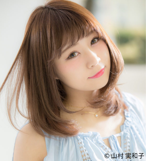 眉より少し短い前髪がかわいいスタイルです。ワンカールのデジタルパーマをかけることで内巻きになるのでお手入れも簡単そうです。