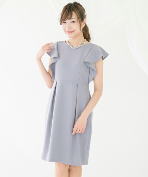 女性に人気コクーンワンピースがラインをキレイにみせてくれます♪春夏らしいラベンダーカラーと袖フリルによって、可愛らしい印象へ。シンプルな胸元には大きなパールが顔を華やかにも見せてくれます。