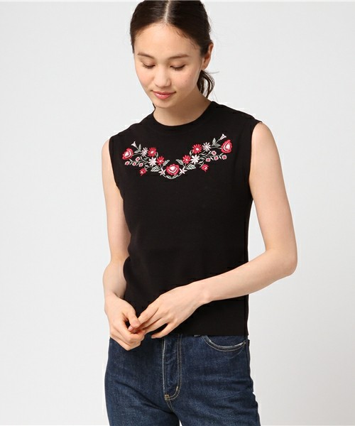 刺繍模様の施されたシンプルなノースリーブニット。デニムやボリュームのあるボトムに幅広く着回せてとても便利なアイテムです。上から羽織りを合わせたときも、刺繍模様が胸元を華やかに魅せてくれてインナー代わりにもなる、優秀アイテム