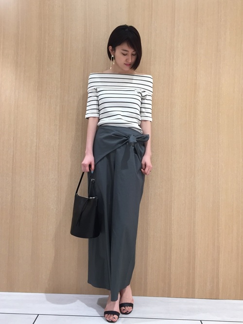 オフショルトップスを大人っぽく着こなす トレンド感のあるオフショルコーデ Folk