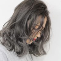 大人のツヤ感を出すには今トレンドのグレージュが一番！