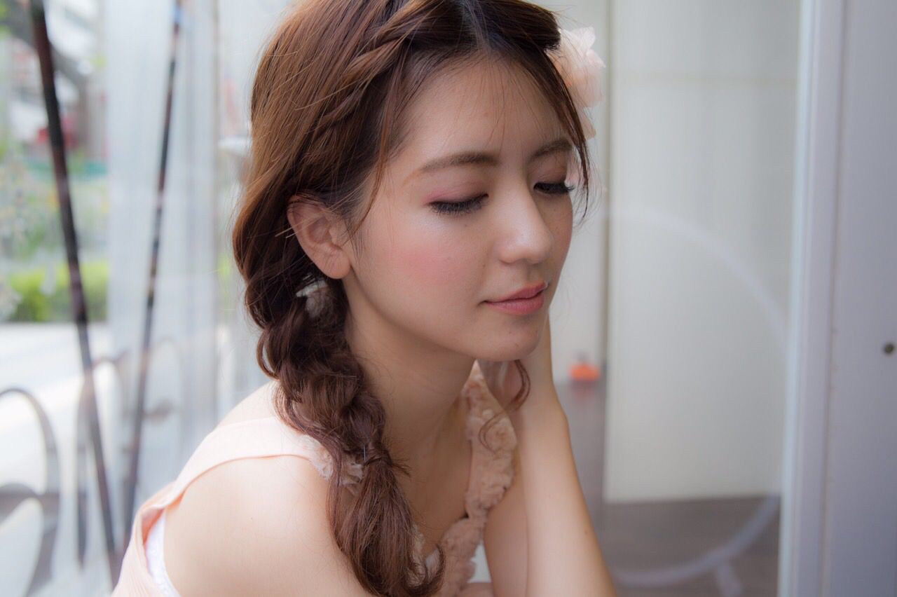 前髪を編み込んでいつもと違う雰囲気にイメージチェンジ いろんなヘアアレンジをご紹介 Folk