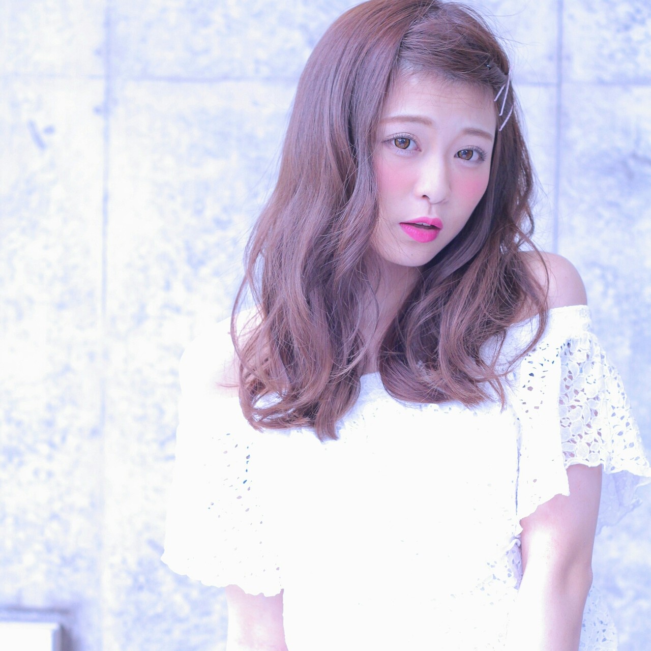 前髪を編み込んでいつもと違う雰囲気にイメージチェンジ いろんなヘアアレンジをご紹介 Folk