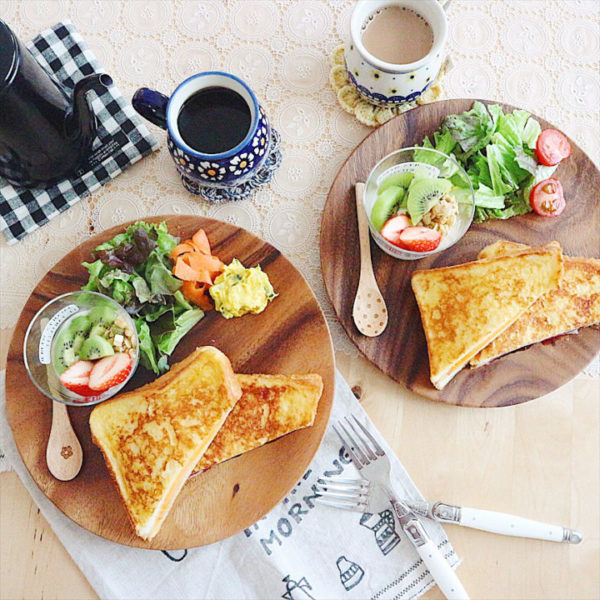 木目が美しい 毎日でも使いたくなるような木製食器を使ったおしゃれな食卓 Folk
