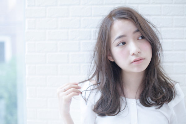 オンナの色気を出すならモテ髪のミディアムスタイルで Folk オンナの色気を出すならモテ髪のミディアムスタイルで Folk