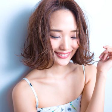 色気を出すなら濡れ髪に 大人のヘルシーヘアスタイル特集 Folk