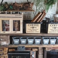 100均アイテムを駆使 おうちカフェを実現するショーケース パンケースのdiyアイディア Folk