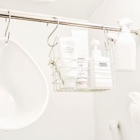 吊るす収納でスッキリ 掃除もしやすく見た目も美しい収納テク18選 Folk