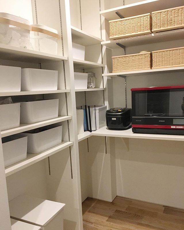 収納の達人たちのワザ15選 リビング収納やパントリーをスッキリ見せるコツ Folk