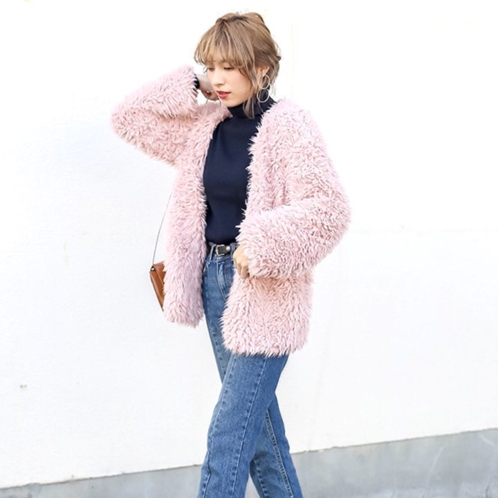 ボリューム感が魅力 ラビットファージャケットを使った大人カジュアルコーデ17選 Folk