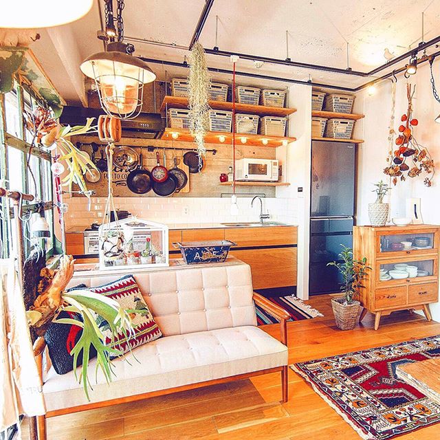 ヨーロッパのアイデアレトロなリビングの人物が考えている女の子