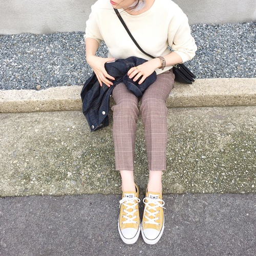 定番色の次に欲しい秋色コンバースでカジュアルスタイルをシックにキメる Folk