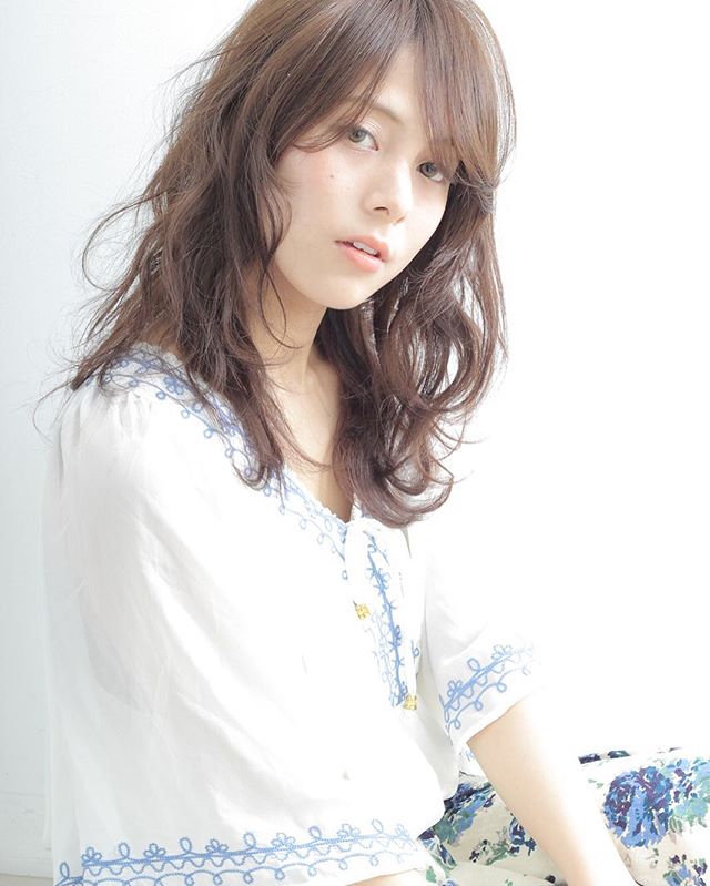 ミディアムからロングまで エアリーウェーブで大人可愛いオシャレさをゲット Folk