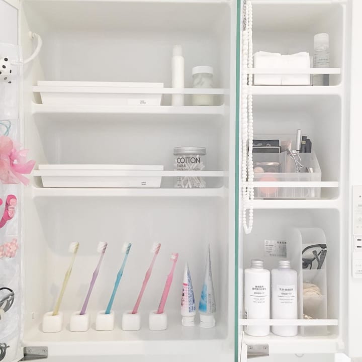 無印良品 100均の歯ブラシスタンドですっきりと 洗面台をおしゃれに見せるアイデア8選 Folk