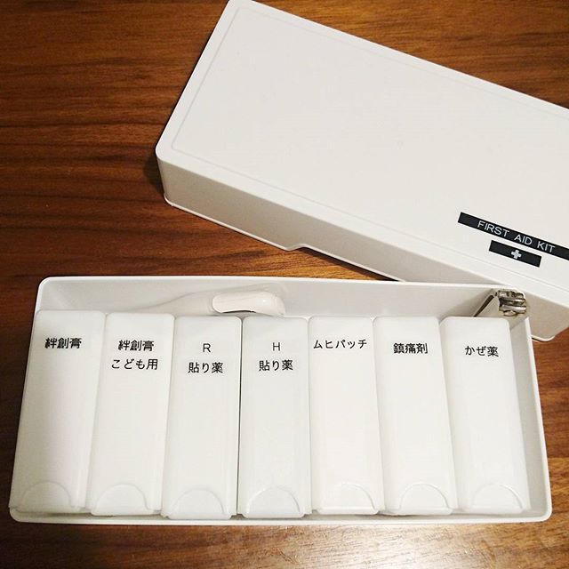 皆はどんな容器に小物を収納しているの シンプルで使いやすい詰め替え方法探してみました Folk