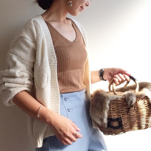 Gu ユニクロの白ニットコーデ16選 レフ版効果で顔回りをぱっと明るく Folk