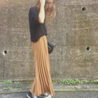 軽やかに春らしく Guのプリーツスカートで作るプチプラ大人可愛いコーデ Folk