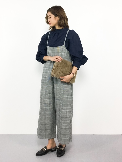 グレーのサロペットを使えばイマドキなおしゃれが叶う♪大人女子に 