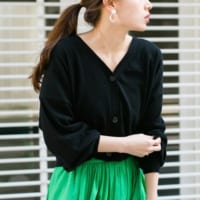 コーデの幅がぐんと広がる！「Vネックカーディガン」で作る上品シンプルコーデ