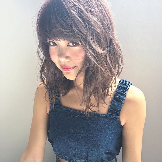 動きを出したゆるふわ巻きで今っぽく 色気のあるモテ髪スタイル Folk 動きを出したゆるふわ巻きで今っぽく 色気のあるモテ髪スタイル Folk