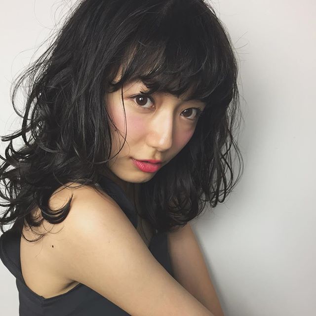 黒髪セミロングのヘアスタイル特集 清楚なだけじゃない様々なスタイルをご紹介 Folk
