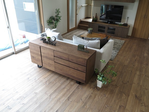 無垢材のフローリングにこだわる 床材の種類によって異なる色味や雰囲気を味わおう Folk