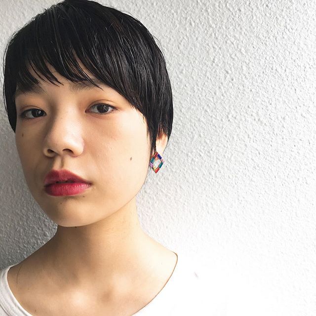 今 流行りの ワイドバング とは 周りと差がつく大人可愛いスタイルをご紹介 Folk