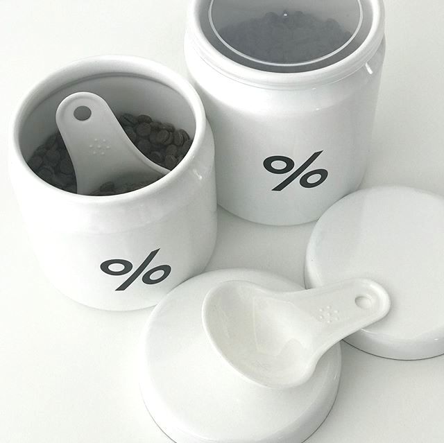 実はすべて 100円均一で揃えました モノトーンで揃えたキッチングッズ Folk