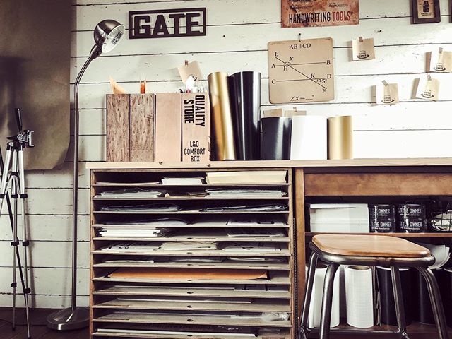 縦と横で雰囲気が変わる おしゃれな板壁風壁紙 リメイクシート実例集 Folk