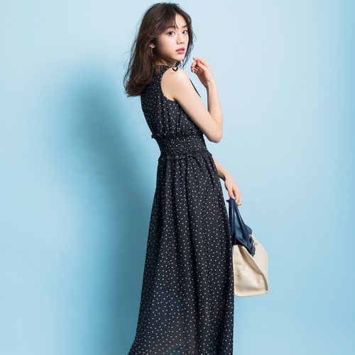 大人なブラックワンピを夏らしく着こなそう ノースリーブデザインで叶えるイマドキコーデ特集 Folk