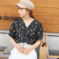いつものコーデを華やかにアップデートする！夏の花柄トップス15選