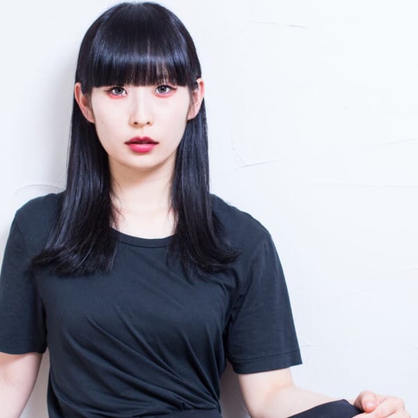 今、流行りの《ワイドバング》とは？周りと差がつく大人可愛いスタイルをご紹介 | folk