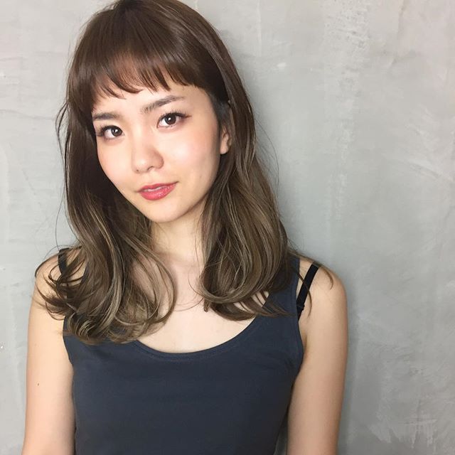 セミロングヘアをパーマ 巻き髪でもっとおしゃれに 大人可愛いヘアスタイル40選 Folk セミロングヘアをパーマ 巻き髪でもっとおしゃれに 大人可愛いヘアスタイル40選 Folk