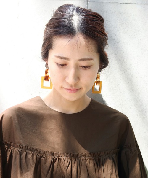 大ぶりピアス で顔まわりを華やかに いつものコーデにプラスしてみよう Folk