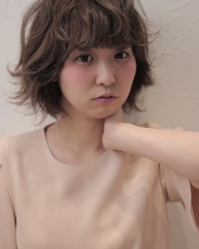 首はスッキリ でも輪郭は出すぎない小顔ヘア ショートボブがおすすめ Folk