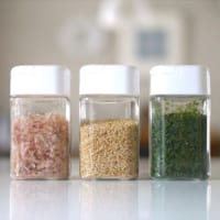 調味料 スパイスボトルを使って統一感を みなさんの使い勝手の良いキッチンアイデア集 Folk 調味料 スパイスボトルを使って統一感を みなさんの使い勝手の良いキッチンアイデア集 Folk