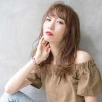 ゆるっとボサっとが女性らしい！脱力系ウェーブのロングヘアは、大人の魅力たっぷり♡