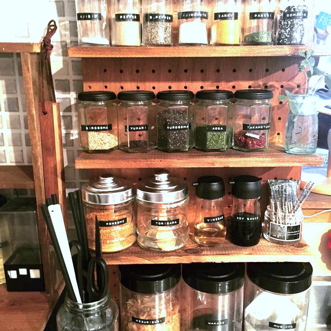 調味料をスッキリとおしゃれに 真似したくなる収納実例をご紹介 Folk
