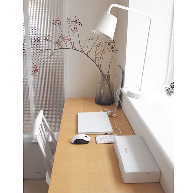 パソコンをインテリアになじませたい リビングや寝室におしゃれに設置するアイデア Folk