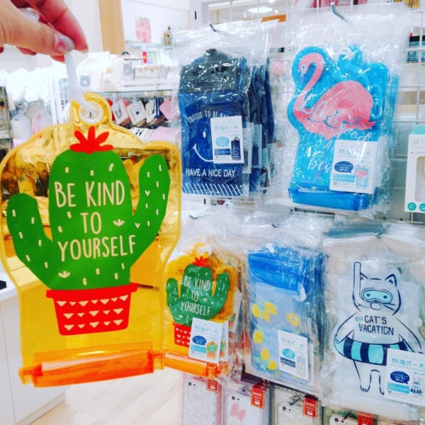 外遊びを快適に 100均 300均 無印良品 の防滴スマホケースをご紹介 Folk