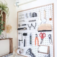 壁面やデッドスペースを使って吊るす かける収納に 家中をスッキリとさせるアイデア Folk