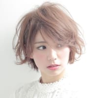 色気を感じさせるには 大人のヘアスタイルは抜け感のある前髪が